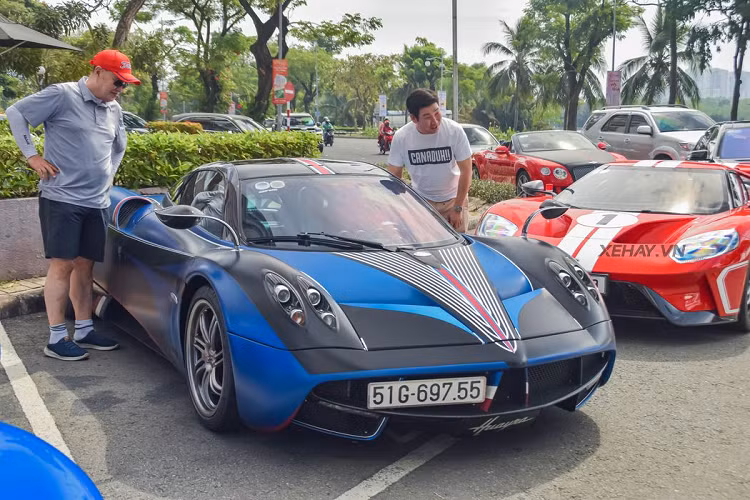 Trong đó, Pagani Huayra và Ferrari SF90 Spider thuộc về 2 vị đại gia nổi tiếng trong giới chơi xe Cường Đô la và Minh Nhựa. Tâm điểm của dàn siêu xe trị giá hơn 200 tỷ vẫn là chiếc Pagani Huayra của Minh Nhựa. Chiếc hypercar mang thương hiệu Ý xuất hiện tại Việt Nam từ tháng 9/2016.