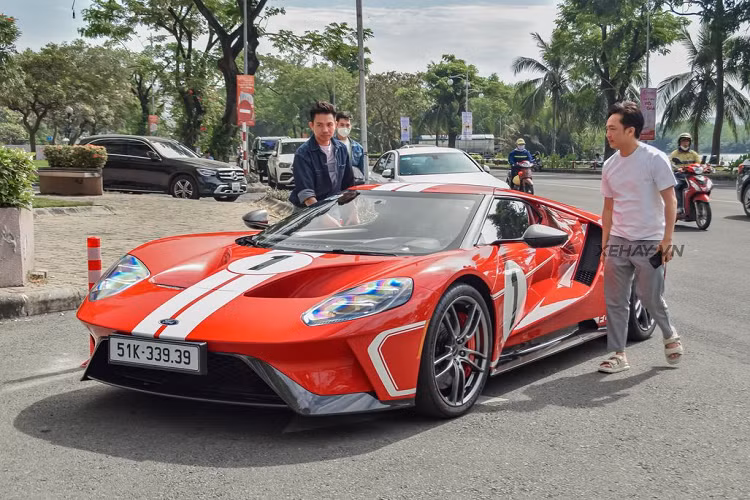 Ferrari SF90 Spider được trang bị khối động cơ xăng V8 tăng áp, dung tích 4.0L kết hợp với 3 mô tơ điện cho tổng công suất lên tới 1.000 mã lực. Nhờ vậy, chiếc hypercar dễ dàng tăng tốc từ 0 - 100 km/h chỉ với 2,5 giây trước khi đạt vận tốc tối đa 340 km/h.