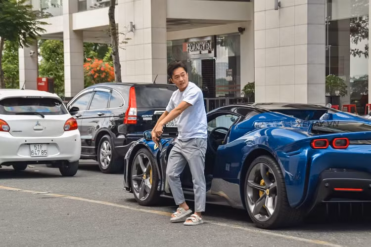 Cũng nổi bật không kém là chiếc Ferrari SF90 Spider của Cường Đô la. Tại Việt Nam hiện chỉ có hai chiếc SF90 Spider và đều thuộc diện nhập khẩu chính hãng. Giá bán sau thuế của siêu xe thể thao này rơi vào khoảng 40 tỷ đồng.