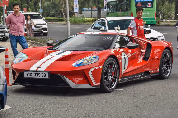 Dù không thuộc phân khúc hypercar nhưng Ford GT vẫn là một trong những mẫu xe thể thao hiếm nhất thế giới do được sản xuất với số lượng hạn chế, đi kèm mức giá xuất xưởng từ 400.000 USD. Tuy nhiên, chiếc xe xuất hiện tại buổi tụ họp sáng 1/1 còn đặc biệt hơn khi chính là phiên bản kỷ niệm 67 Heritage Edition.