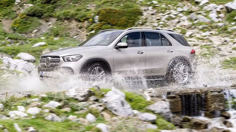 Mercedes-Benz trieu hoi hon 300.000 xe SUV nguy co nuoc vao dong co-Hinh-2