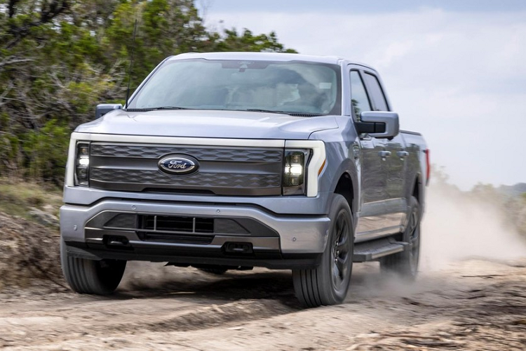 Đối với những đơn giao lẻ, ông Musk cho biết có thể bắt đầu giao từ hè năm nay. Trong khi đó, việc sản xuất số lượng lớn sẽ phải dời sang năm sau. Trong khi Tesla vẫn còn đang loay hoay với Cybertruck thì các đối thủ trực tiếp như Ford và Rivian đã lần lượt giới thiệu các mẫu xe bán tải Tesla thuần điện ra thị trường.