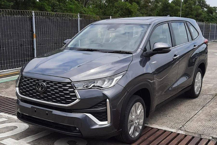 Chưa rõ về Việt Nam xe có được tinh chỉnh gì ở ngoại hay nội thất, nhưng xe sẽ được trang bị một số tính năng nổi bật như cửa sổ trời, phanh tay điện tử, gói Toyota Safety Sense, động cơ và hộp số mới, đi cùng 5 tùy chọn màu sơn Trắng, Đen, Bạc, Đồng và Xanh dương.