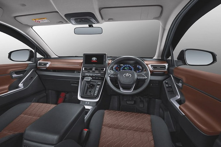 Thứ hai là hệ truyền động hybrid bao gồm máy xăng 4 xi-lanh, dung tích 2.0L công suất 152 mã lực và mô-men xoắn 187 Nm. Động cơ này kết hợp với một mô tơ điện 113 mã lực và 206 Nm và cụm pin Ni-MH. Như vậy, phiên bản hybrid có tổng công suất 186 mã lực và tiêu thụ lượng xăng trung bình chỉ 5 lít/100 km.