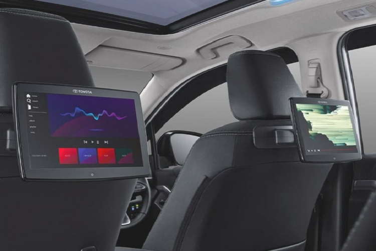 Trước đây, Toyota Innova từng là mẫu xe khá được lòng người dùng Việt khi thường xuyên thống trị các bảng xếp hạng, đứng đầu doanh số cho đến khi "người đồng hương" Mitsubishi Xpander ra mắt. Hiện tại, Mức giá xe Toyota Innova tại Việt Nam hiện đang bán ra với 4 phiên bản, dao động từ 755 - 995 triệu đồng.