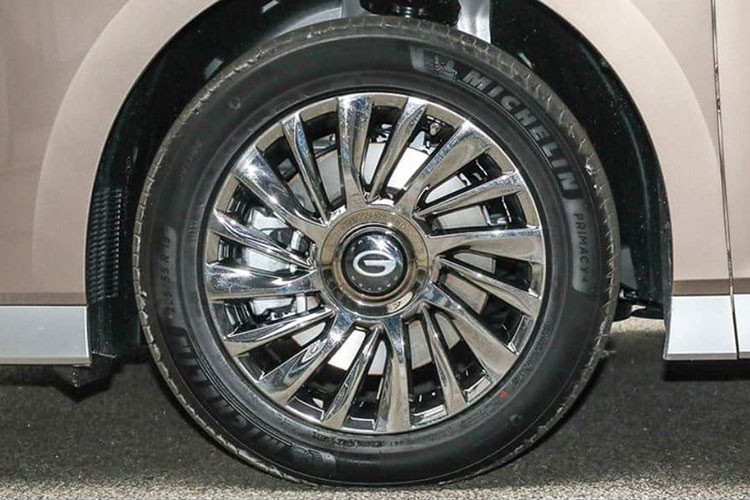 GAC Trumpchi E9 Champion Edition là một chiếc MPV tương đối lớn với cửa sau trượt. Kích thước của chiếc xe mới ra mắt bao gồm chiều dài, chiều rộng và chiều cao lần lượt là 5.212 mm x 1.893 mm x 1.823 mm, và chiều dài cơ sở xe đạt mức 3.070 mm.