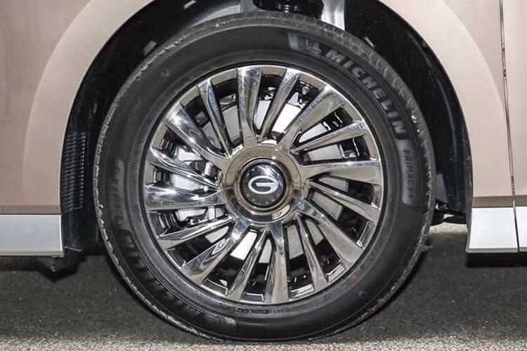 GAC Trumpchi E9 Champion Edition là một chiếc MPV tương đối lớn với cửa sau trượt. Kích thước của chiếc xe mới ra mắt bao gồm chiều dài, chiều rộng và chiều cao lần lượt là 5.212 mm x 1.893 mm x 1.823 mm, và chiều dài cơ sở xe đạt mức 3.070 mm.