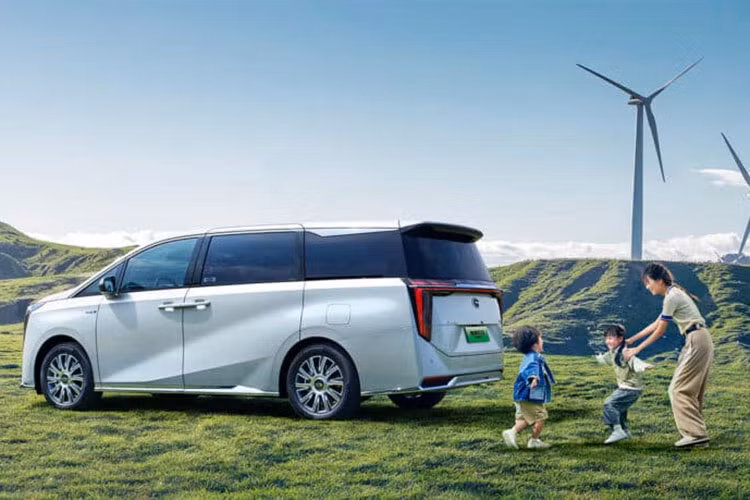 Thiết kế đuôi xe tương đối bằng phẳng với thiết kế đèn hậu áp dụng thiết kế xuyên ngang, cắt dọc và ngang. Ngoài ra, giao diện sạc nhanh và sạc chậm của xe mới được bố trí bên trái đuôi xe, thời gian sạc nhanh/sạc chậm đầy pin lần lượt là 0,5/3,5 giờ, GAC Trumpchi E9 Champion Edition còn hỗ trợ V2L, với công suất xả bên ngoài 3,3 kW và công suất xả từ xe sang xe V2V 5,5 kW.