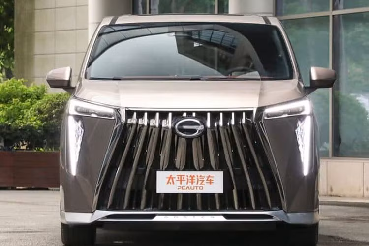 Về mức tiêu thụ nhiên liệu của xe GAC Trumpchi E9 Champion Edition là 6 lít/100km. Điều đáng nói là xe còn được trang bị hệ thống treo điện từ SDC, ba chế độ lái và ba chế độ năng lượng.