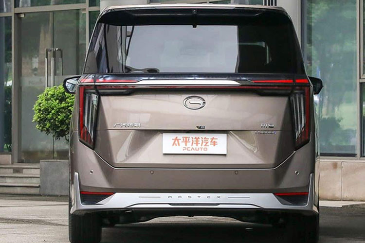 Đối với chế độ PHEV, xe có thể di chuyển quãng đường lên đến 1.032 km theo chu trình thử nghiệm WLTC.Người dùng có thể sạc pin bằng sạc DC chỉ trong 30 phút.