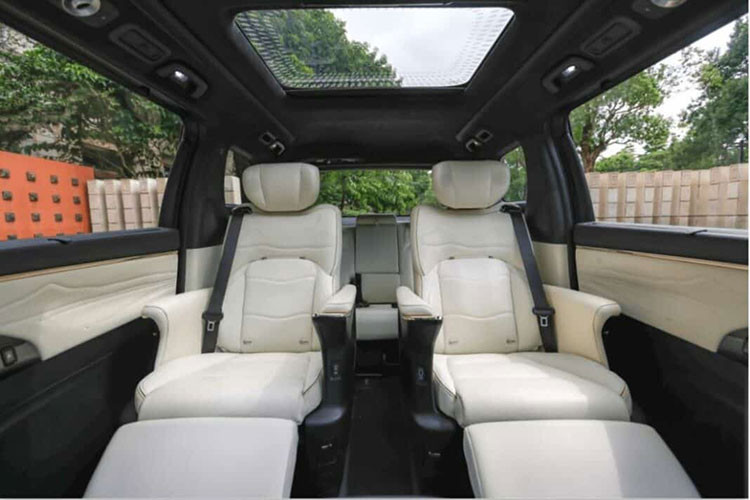 Hơn nữa, bản trươc đó có cung cấp 2 bộ phong cách nội thất là Yunshan Zhushui và Opera Palace, và tùy chọn mái nhà màu đen mới (chỉ có Opera Palace), nhưng bản mới ra, Trumpchi E9 Champion Edition có một tông màu nội thất duy nhất với các sắc thái đen và đỏ. Nó cũng được trang bị 12 loa từ thương hiệu Yamaha.