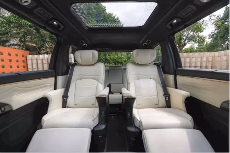 Hơn nữa, bản trươc đó có cung cấp 2 bộ phong cách nội thất là Yunshan Zhushui và Opera Palace, và tùy chọn mái nhà màu đen mới (chỉ có Opera Palace), nhưng bản mới ra, Trumpchi E9 Champion Edition có một tông màu nội thất duy nhất với các sắc thái đen và đỏ. Nó cũng được trang bị 12 loa từ thương hiệu Yamaha.