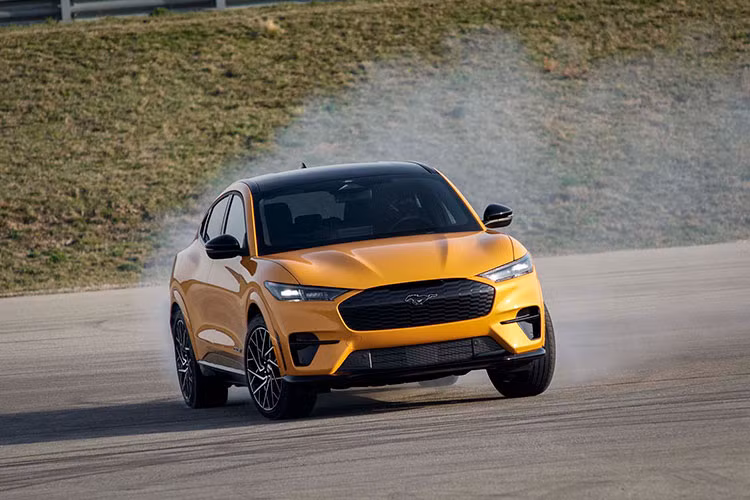 Ford dang “lo nang” voi moi chiec oto dien ban ra thi truong-Hinh-2