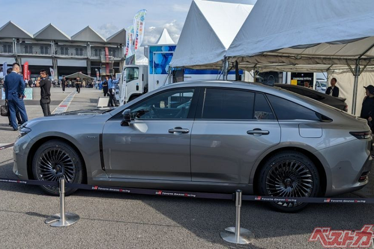 Không chỉ dài, rộng hơn, Toyota Crown Sedan 2024 còn lột xác về thiết kế ngoại thất theo hơi hướng hiện đại và sang trọng hơn. Có thể thấy rõ điều này qua khu vực đầu xe với ngôn ngữ thiết kế mới của hãng Toyota, tương tự cặp đôi ôtô điện bZ3 và bZ4X. Tại đây, mẫu sedan này được trang bị dải đèn LED định vị ban ngày nằm vắt ngang đầu xe mới và đèn pha LED có thiết kế mượt mà.