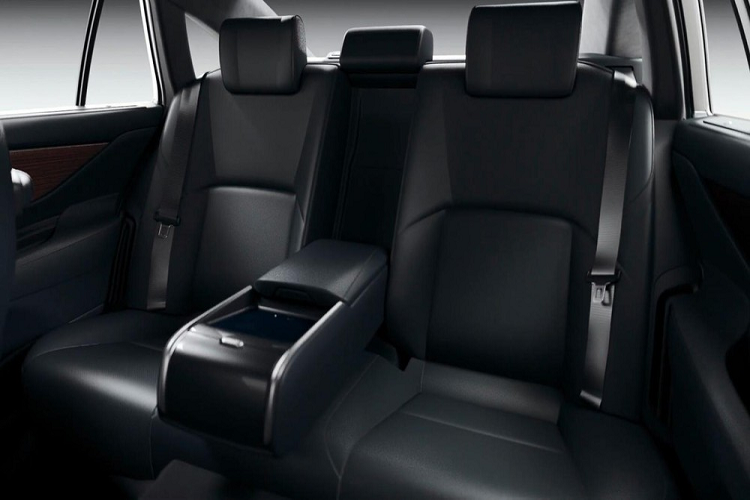 Mức giá xe Toyota Crown Sedan 2024 tại thị trường Nhật Bản hiện vẫn chưa công bố, mẫu sedan hạng sang cỡ lớn này được xác nhận là có 2 tùy chọn động cơ, bao gồm hệ truyền động hybrid (HEV) và hệ truyền động chạy bằng pin nhiên liệu hydro (FCEV). Thông tin cụ thể của 2 hệ truyền động này chưa được hé lộ.