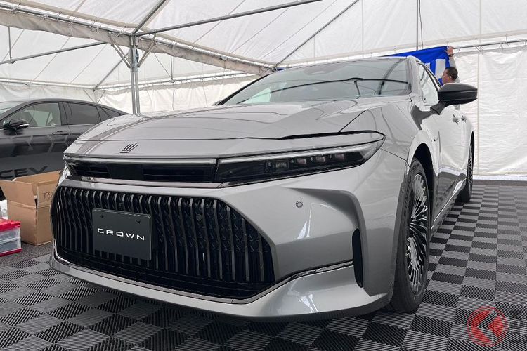 Trước mặt người lái cũng có vô lăng 3 chấu, tích hợp phím chức năng, bảng đồng hồ kỹ thuật số và màn hình cảm ứng trung tâm đều có kích thước 12,3 inch. Bên dưới màn hình thông tin giải trí là cửa gió điều hòa trung tâm và các nút bấm cơ học.