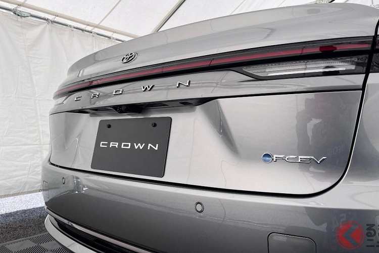 Những trang bị đáng chú ý khác của mẫu xe này gồm có ghế phụ lái chỉnh điện, có thể là 8 hướng, đèn viền được bố trí ở hai đầu mặt táp-lô, cụm điều khiển trung tâm và sàn đặt chân... cửa gió điều hòa cũng như 2 cổng USB Type C dành cho hàng ghế sau. Ở giữa ghế sau còn có bệ tì tay tích hợp ngăn chứa đồ khá lớn.