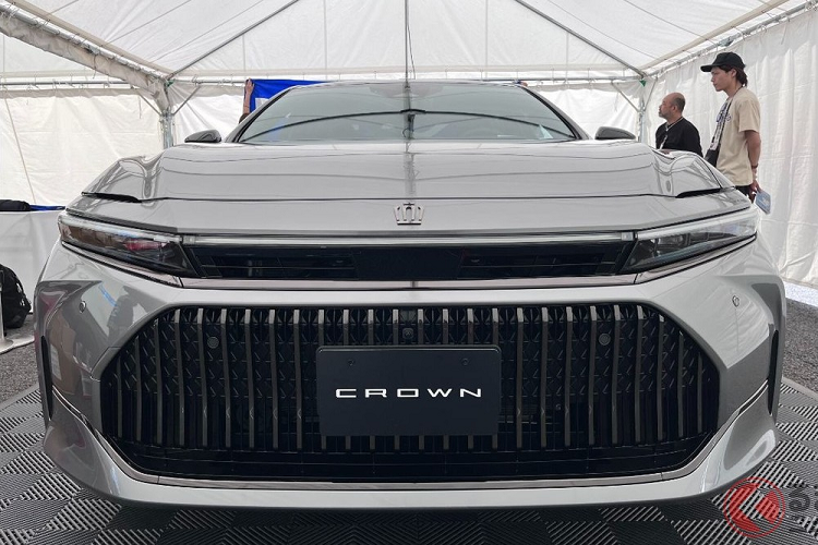 Tiếp đến là những đường dập gân nổi bật trên nắp ca-pô và sườn xe. Ốp gương chiếu hậu, các cột bên sườn và nẹp nằm dọc sau chắn bùn trước đều được sơn màu đen. Vành la-zăng của xe có đường kính 19 inch hoặc 20 inch, tùy phiên bản. Vòng về phía sau, chúng ta sẽ bắt gặp cụm đèn hậu LED mỏng với thiết kế xuyên suốt, nằm vắt ngang đuôi xe.