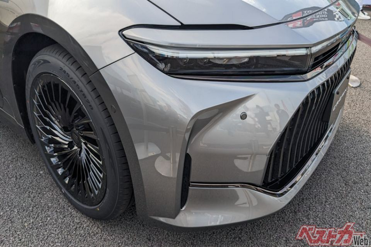 Phía trên đèn hậu là cánh gió đuôi nhỏ tích hợp vào cửa cốp trong khi bên dưới là tem chữ nổi "Crown". Trên cản sau của xe còn có ốp màu đen và đèn phản quang nằm ngang khiến phần đuôi xe như rộng hơn. Một điểm thú vị nữa của Toyota Crown Sedan 2024 chính là logo. Theo đó, nếu như logo trên đầu xe có hình vương miện đặc trưng của dòng xe Crown thì đằng sau lại đi kèm logo khá nhỏ của hãng Toyota. 