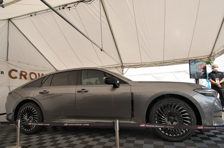 Hãng Toyota cho biết Crown Sedan 2024 là "mẫu sedan chính thống đáp ứng nhu cầu của người lái với cách thể hiện trang trọng mới". Được phát triển dựa trên cơ sở gầm bệ dẫn động cầu sau của hãng Toyota, mẫu sedan này sở hữu chiều dài 5.030 mm, chiều rộng 1.890 mm, chiều cao 1.470 mm và chiều dài cơ sở 3.000 mm. So với thế hệ cũ, xe dài hơn 120 mm, rộng hơn 90 mm, cao hơn 25 mm và chiều dài cơ sở tăng 80 mm.