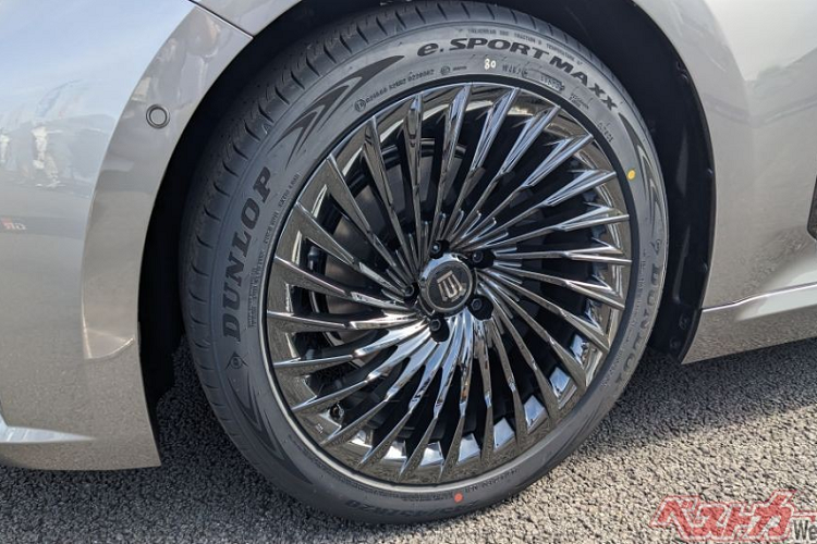 Những khu vực như mặt táp-lô, tapi cửa và cụm điều khiển trung tâm còn được ốp gỗ sang trọng. Không có gì ngạc nhiên khi thiết kế nội thất của mẫu xe này khá giống với 3 phiên bản còn lại của dòng Toyota Crown thế hệ mới, bao gồm Crown Crossover, Crown Sport và Crown Estate.