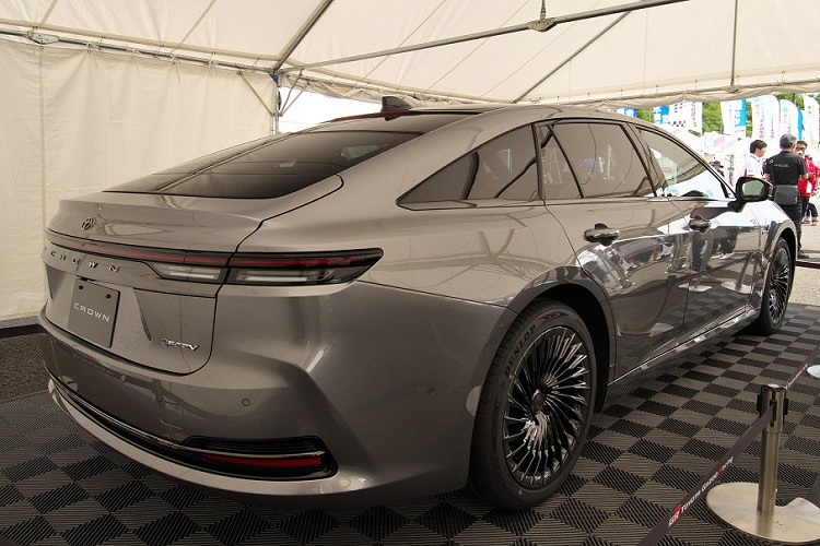 Đây là lần đầu tiên thế hệ mới của "xe bộ trưởng" Toyota Crown Sedan 2024 mới được trưng bày tại sự kiện công cộng ở Nhật Bản. Trước đó, xe từng xuất hiện trên sân khấu trong sự kiện ra mắt Toyota Crown thế hệ mới vào tháng 7 năm ngoái. Ngoài ra, mẫu sedan hạng sang này còn từng góp mặt trong triển lãm Ô tô Quảng Châu 2022 diễn ra ở Trung Quốc vào tháng 12 năm ngoái.