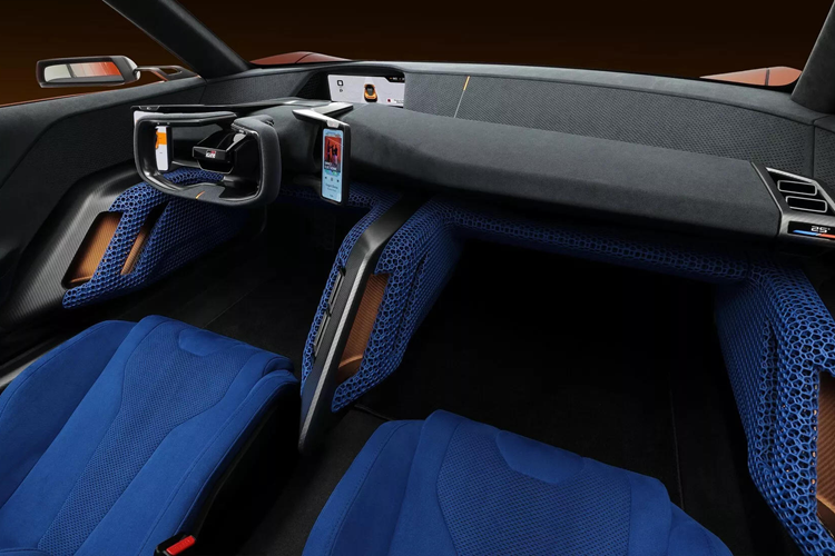 Bên trong Toyota FT-Se Concept mang đến nhiều cảm hứng cầm lái. Vô lăng hình chữ U. Hai bên là 2 màn hình dọc hiển thị thông tin vận hành và các thông tin giải trí. Bảng đồng hồ kỹ thuật số. Ghế thể thao Recaro dùng khung sợi carbon, bọc da Alcantara.