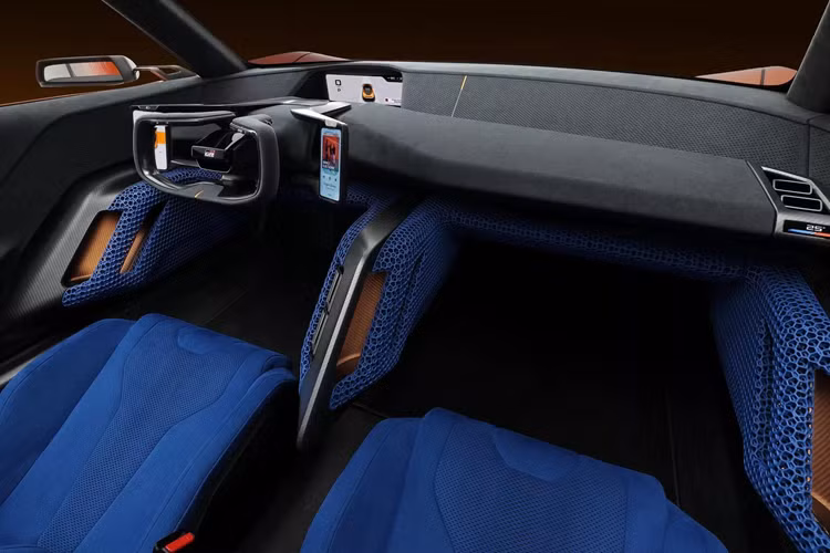 Bên trong Toyota FT-Se Concept mang đến nhiều cảm hứng cầm lái. Vô lăng hình chữ U. Hai bên là 2 màn hình dọc hiển thị thông tin vận hành và các thông tin giải trí. Bảng đồng hồ kỹ thuật số. Ghế thể thao Recaro dùng khung sợi carbon, bọc da Alcantara.