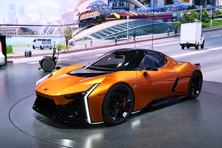 Phía sau Toyota FT-Se chạy điện xuất hiện vây cá nhỏ đi kèm đèn hậu LED mảnh mai, cánh gió đuôi vịt giống Supra và bộ khuếch tán gió dữ dằn. Xe còn một bản dùng cánh gió cố định khổ lớn dựa trên ảnh mà Toyota công bố.