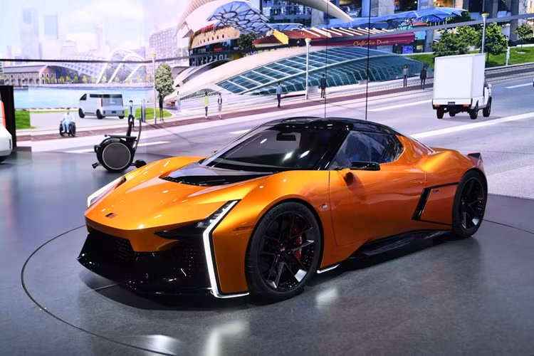 Phía sau Toyota FT-Se chạy điện xuất hiện vây cá nhỏ đi kèm đèn hậu LED mảnh mai, cánh gió đuôi vịt giống Supra và bộ khuếch tán gió dữ dằn. Xe còn một bản dùng cánh gió cố định khổ lớn dựa trên ảnh mà Toyota công bố.