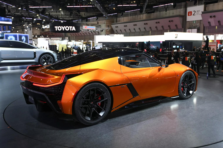 Phần đầu xe lập tức hút ánh mắt người nhìn bằng mặt ca lăng tối màu, hốc hút gió lớn cùng cặp đèn định vị ban ngày dạng dọc hai bên. Mũi xe nhọn hướng lên khoang cabin mang phong cách của siêu xe. Bộ mâm thể thao với thiết kế tinh xảo đi kèm cặp phanh đỏ. Gương chiếu hậu dạng camera.