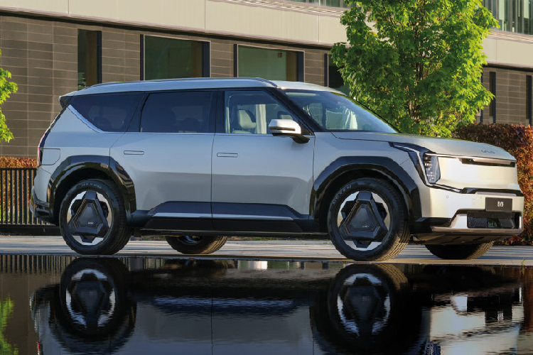 Về ngoại hình, mẫu SUV Kia EV9 chạy điện này sở hữu phong cách hiện đại dựa trên triết lý thiết kế “Opposites United”, với những chi tiết dạng hình học mang khuynh hướng tương lai, đây là điều mà chưa nhiều nhà sản xuất dám thực hiện. Ấn tượng nhất phải kể đến bộ la-zăng hình tam giác của xe.