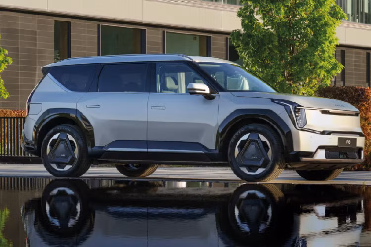 Về ngoại hình, mẫu SUV Kia EV9 chạy điện này sở hữu phong cách hiện đại dựa trên triết lý thiết kế “Opposites United”, với những chi tiết dạng hình học mang khuynh hướng tương lai, đây là điều mà chưa nhiều nhà sản xuất dám thực hiện. Ấn tượng nhất phải kể đến bộ la-zăng hình tam giác của xe.