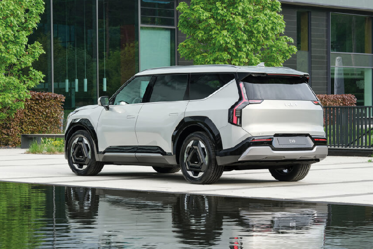 Tuy nhiên, tính năng ghế xoay ghế và gương chiếu hậu dạng kỹ thuật số với các màn hình được giấu ở góc cửa trước sẽ không được cung cấp trên các phiên bản dành cho thị trường Mỹ.