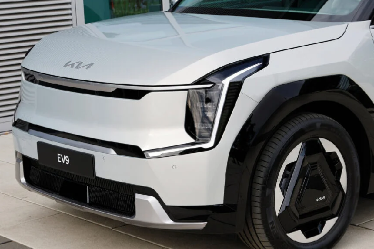 EV9 RWD ước tính có thể di chuyển được 541 km sau mỗi lần sạc đầy, con số này trên biến thể AWD sẽ là 497 km. Bộ sạc 800V cho phép chiếc xe có thể di chuyển 239 km chỉ trong 15 phút cắm sạc.