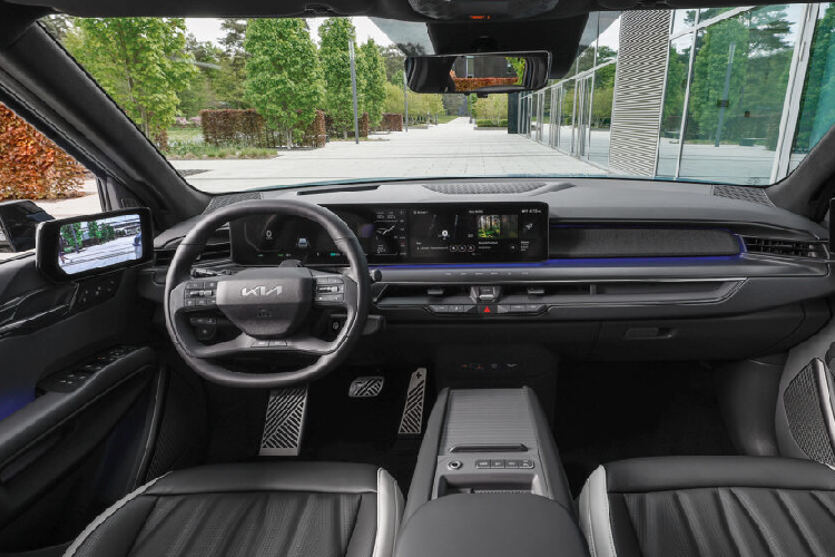 Kia EV9 sẽ được cung cấp với hai tùy chọn hệ thống truyền động là RWD và AWD, cả hai đều được kết hợp với bộ pin 99,8 kWh.