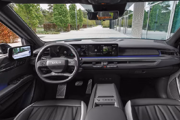 Kia EV9 sẽ được cung cấp với hai tùy chọn hệ thống truyền động là RWD và AWD, cả hai đều được kết hợp với bộ pin 99,8 kWh.