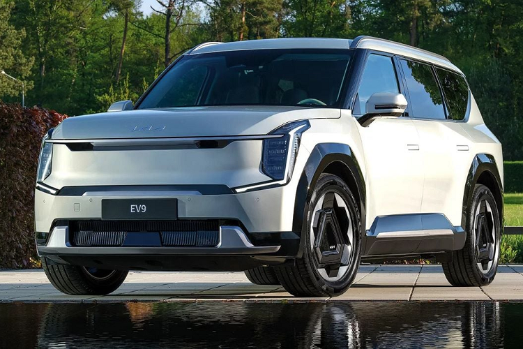 Bên trong, nội thất của Kia EV9 2024 mới được đánh giá là độc đáo nhưng không quá phô trương, nổi bật nhất chính là hàng ghế thứ 2 của xe cho phép xoay 180 độ, điều này giúp người sử dụng có thể ngồi đối diện nhau ở 2 hàng ghế phía sau, đồng thời có thể thoải mái ngả lưng mà không gây phiền đến ai.