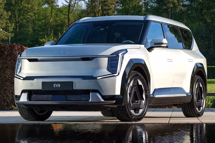 Bên trong, nội thất của Kia EV9 2024 mới được đánh giá là độc đáo nhưng không quá phô trương, nổi bật nhất chính là hàng ghế thứ 2 của xe cho phép xoay 180 độ, điều này giúp người sử dụng có thể ngồi đối diện nhau ở 2 hàng ghế phía sau, đồng thời có thể thoải mái ngả lưng mà không gây phiền đến ai.