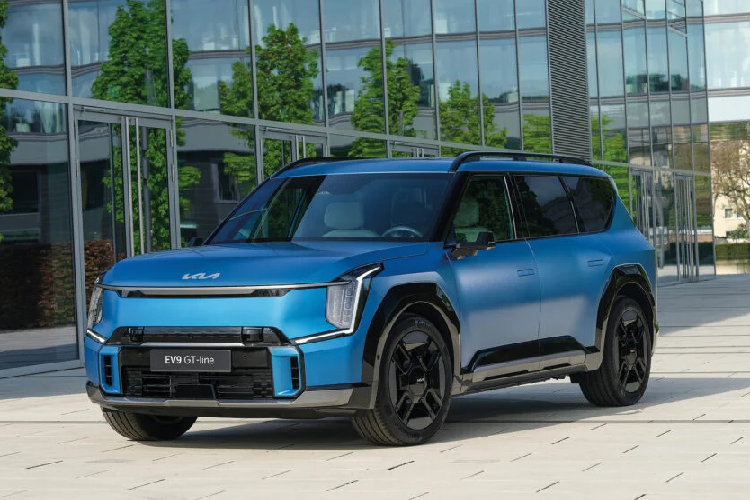 Ngoài ra, Kia đã xác nhận việc phát triển EV9 GT có khả năng sử dụng cùng hệ truyền động mạnh đến 576 mã lực và mô-men xoắn 738 Nm như EV6 GT. Mức giá khởi điểm của Kia EV9 2024 tại thị trường Mỹ ước tính khoảng 55.000 USD (tương đương 1,27 tỷ đồng).