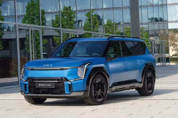 Ngoài ra, Kia đã xác nhận việc phát triển EV9 GT có khả năng sử dụng cùng hệ truyền động mạnh đến 576 mã lực và mô-men xoắn 738 Nm như EV6 GT. Mức giá khởi điểm của Kia EV9 2024 tại thị trường Mỹ ước tính khoảng 55.000 USD (tương đương 1,27 tỷ đồng).