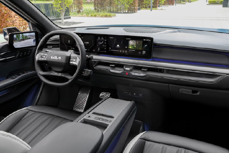 Kia EV9 bản RWD sử dụng một động cơ duy nhất ở trục sau, tạo ra công suất 201 mã lực và mô-men xoắn 350 Nm) giúp chiếc SUV tăng tốc từ 0 lên 100 km/h trong 9,4 giây trên đường đạt tốc độ tối đa 185 km/h.