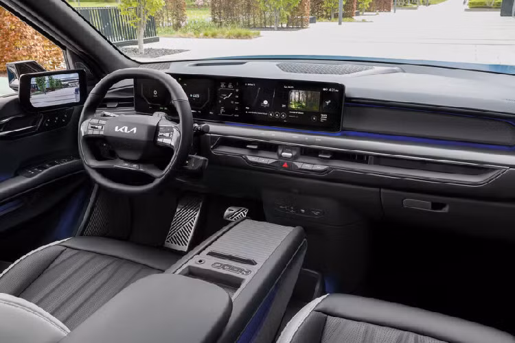 Kia EV9 bản RWD sử dụng một động cơ duy nhất ở trục sau, tạo ra công suất 201 mã lực và mô-men xoắn 350 Nm) giúp chiếc SUV tăng tốc từ 0 lên 100 km/h trong 9,4 giây trên đường đạt tốc độ tối đa 185 km/h.