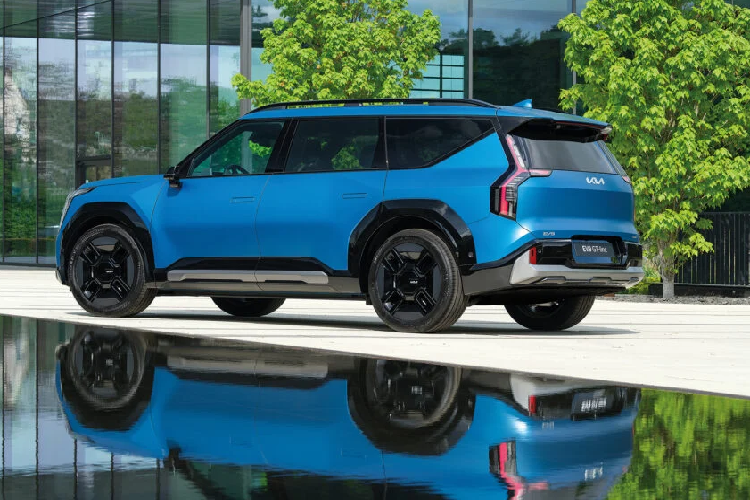 Phiên bản Kia EV9 GT-Line hiệu suất cao này sẽ ra mắt muộn hơn khoảng một năm so với EV9 thông thường. Nếu được đưa về thị trường Việt Nam, Kia EV9 sẽ nằm chung mâm với mẫu VinFast VF9 hiện đang bán ra tại dải đất hình chữ S.