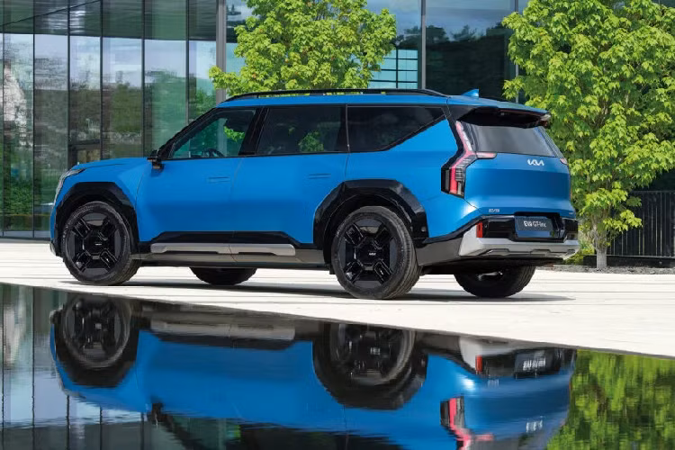 Phiên bản Kia EV9 GT-Line hiệu suất cao này sẽ ra mắt muộn hơn khoảng một năm so với EV9 thông thường. Nếu được đưa về thị trường Việt Nam, Kia EV9 sẽ nằm chung mâm với mẫu VinFast VF9 hiện đang bán ra tại dải đất hình chữ S.