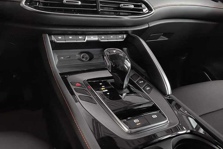 Trong khi đó, hệ truyền động plug-in hybrid cho tổng công suất lên tới 284 mã lực và mô-men xoắn cực đại 480 Nm. Cả 2 phiên bản này đều sử dụng hộp số tự động 7 cấp.