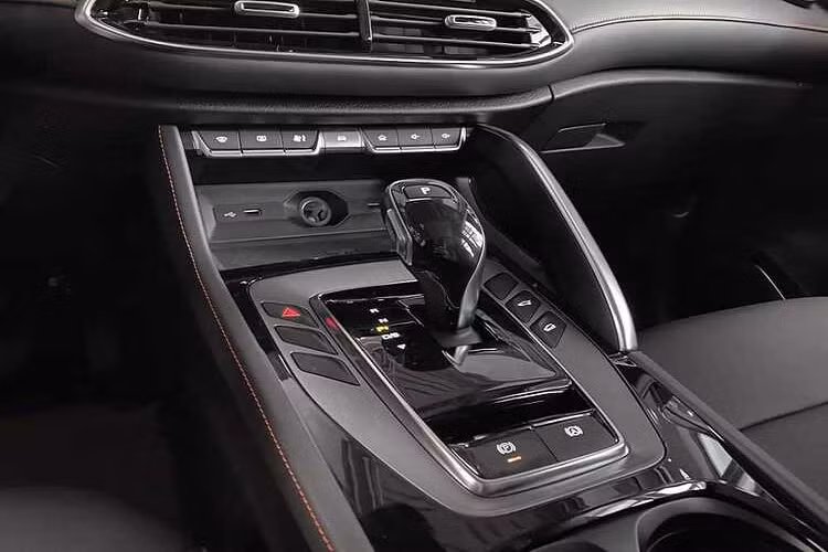 Trong khi đó, hệ truyền động plug-in hybrid cho tổng công suất lên tới 284 mã lực và mô-men xoắn cực đại 480 Nm. Cả 2 phiên bản này đều sử dụng hộp số tự động 7 cấp.