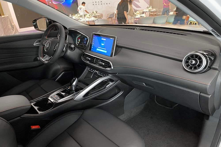 Tại Thái Lan, MG HS 2023 có 2 tùy chọn động cơ, bao gồm động cơ xăng và động cơ plug-in hybrid. Động cơ xăng là loại 4 xi-lanh, dung tích 1.5 L có công suất 162 mã lực và mô-men xoắn cực đại 249 Nm.