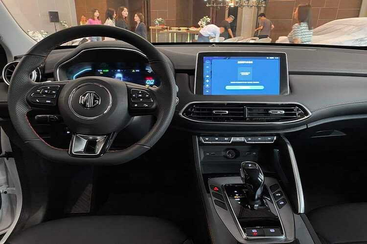 Ngoài việc đổi nơi nhập khẩu, MG HS cũng đổi đơn vị phân phối. Trước đó, dòng xe này do Tan Chong phân phối, nay MG HS được chính công ty mẹ SAIC Việt Nam phân phối ra thị trường.