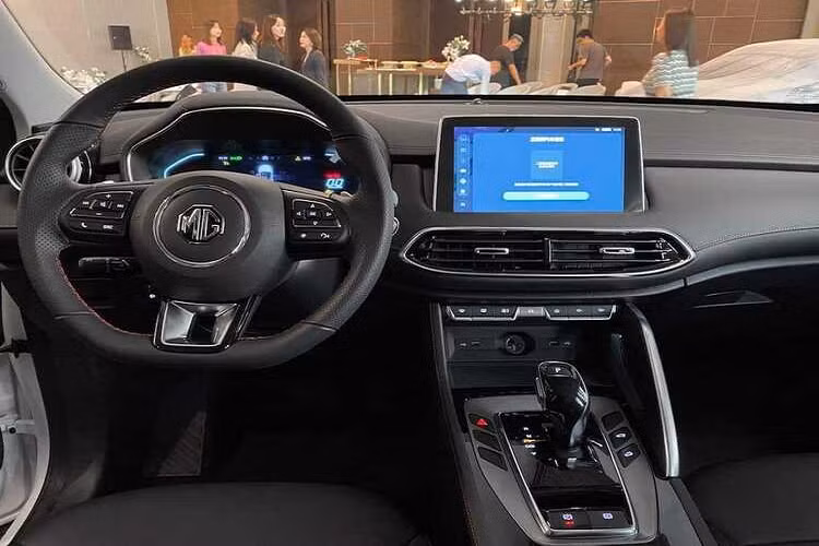 Ngoài việc đổi nơi nhập khẩu, MG HS cũng đổi đơn vị phân phối. Trước đó, dòng xe này do Tan Chong phân phối, nay MG HS được chính công ty mẹ SAIC Việt Nam phân phối ra thị trường.